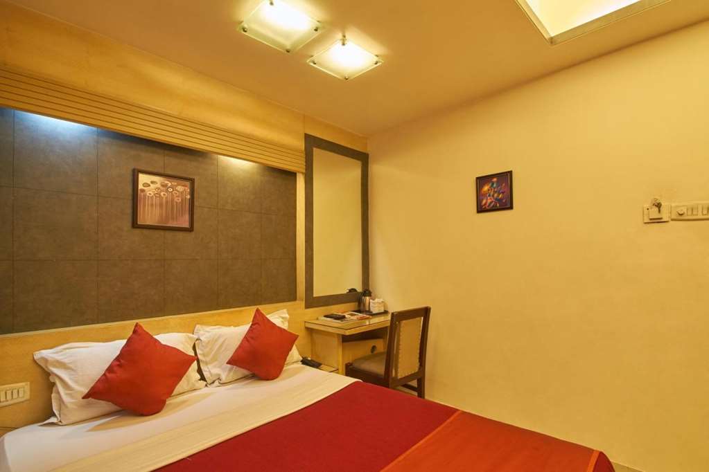 Hotel Aston Колката Номер фото